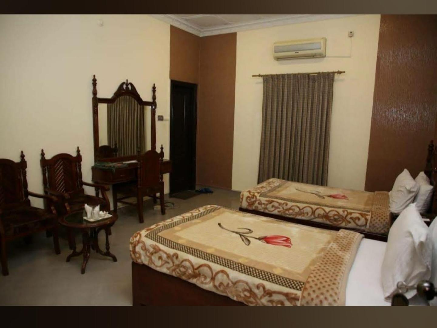 Hotel Shelton Palace Multan Dış mekan fotoğraf